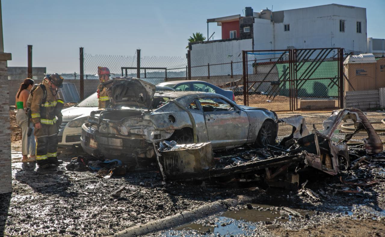 Incendio destruye un "motor home" y vehículo en Indeco Universidad