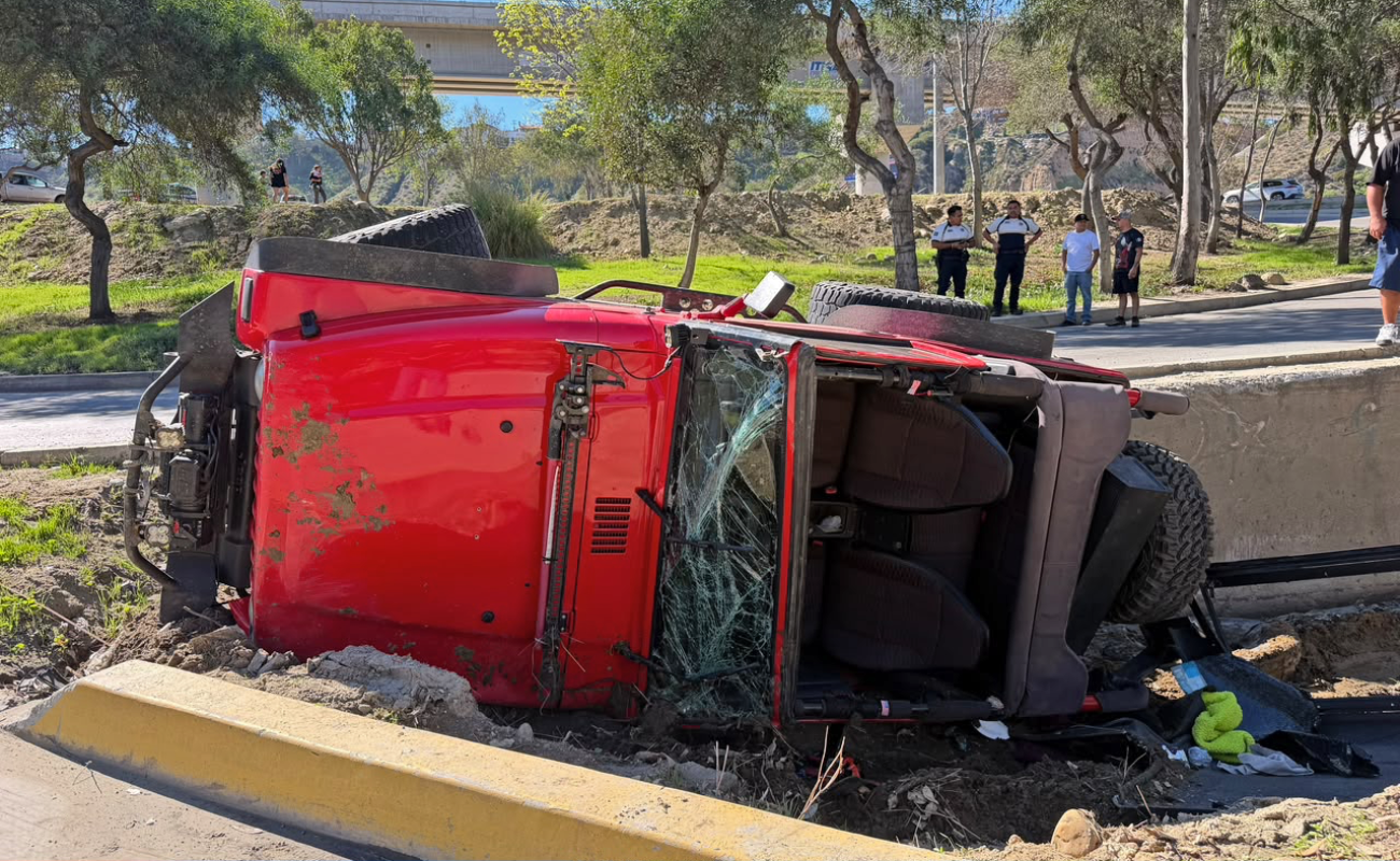 Conductor resulta con lesiones leves tras volcadura de Jeep en Tijuana