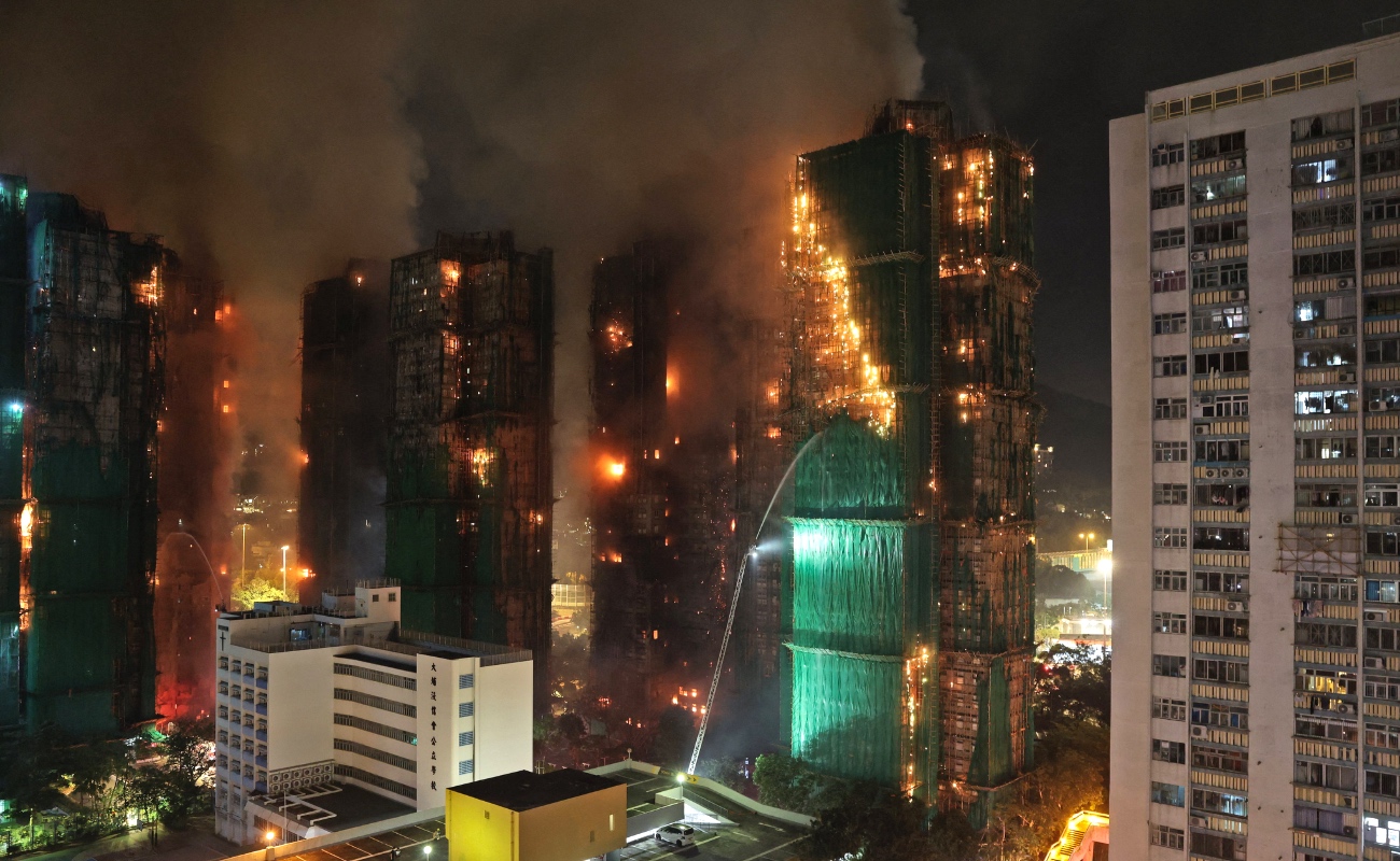 Arrasa incendio complejo de ocho torres en Hong Kong