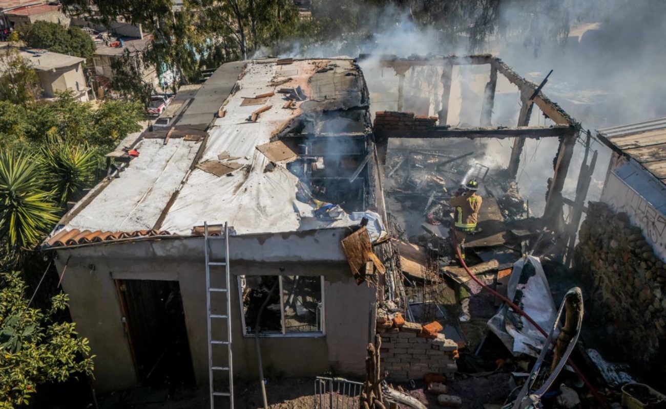 Incendio deja sin hogar a una familia en la colonia Camino Verde