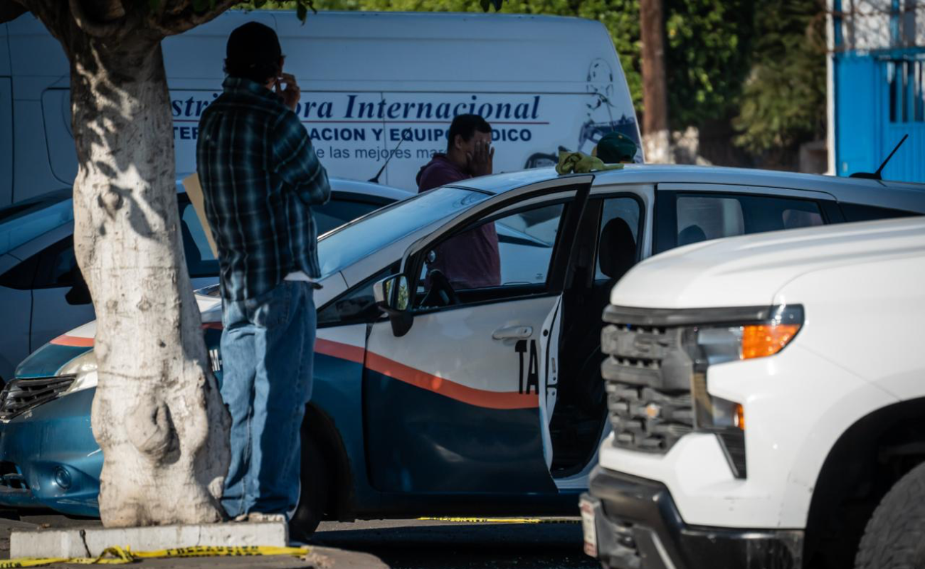Un taxista fue localizado sin vida la mañana de este martes al interior de su unidad.