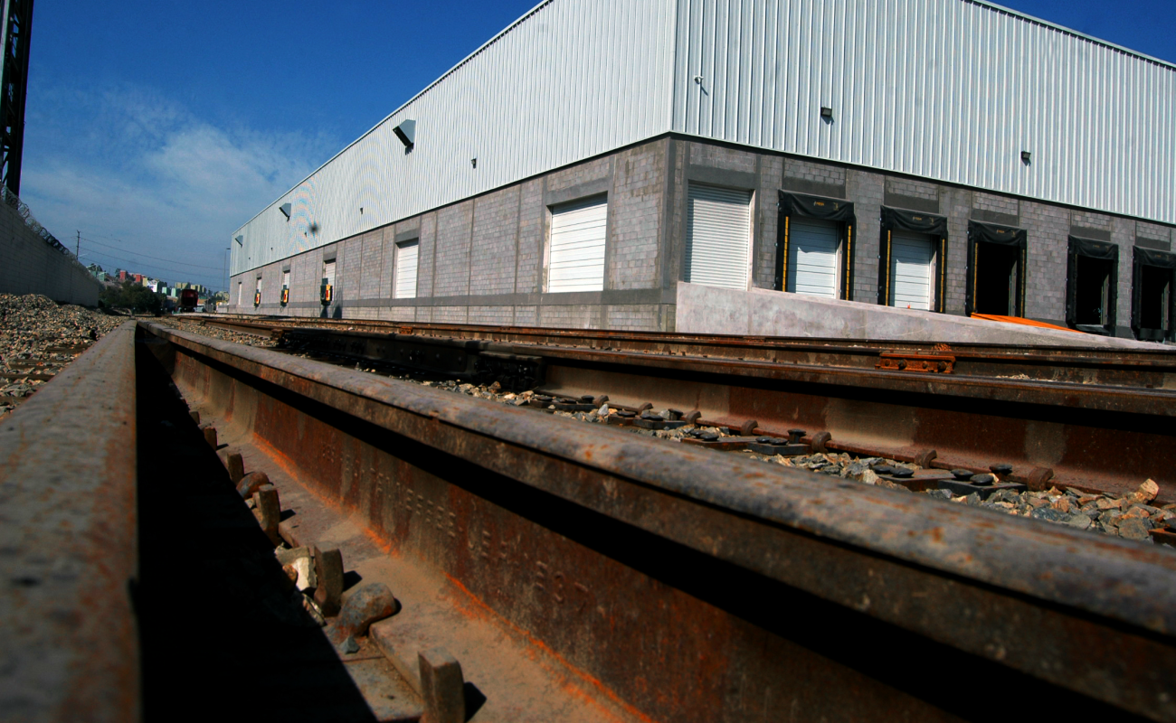 Baja California Railroad (BJRR) tiene a su cargo los trabajos de supervisión.