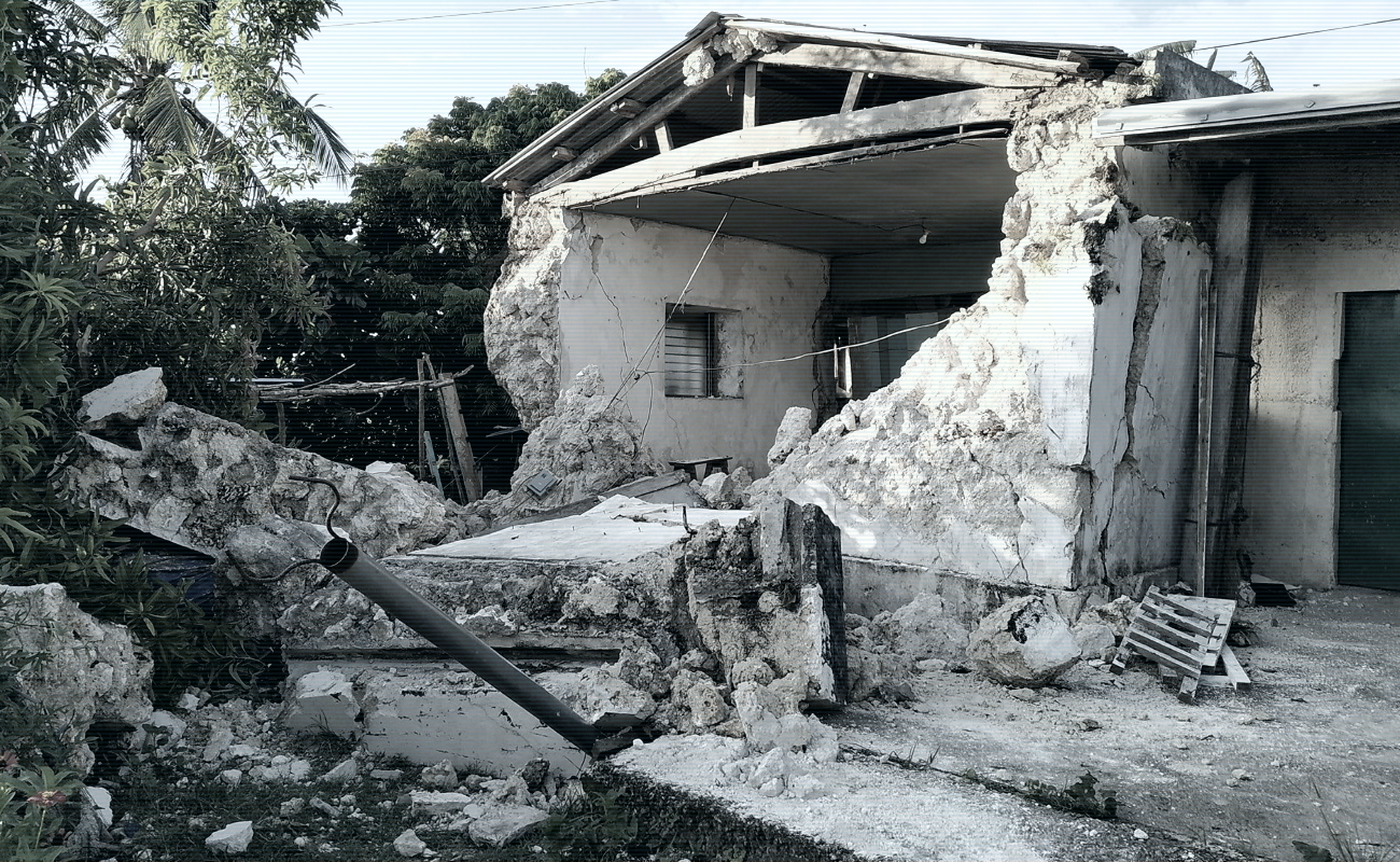 Casas derrumbadas, carreteras agrietas y una iglesia dañada, parte de los dos materiales.