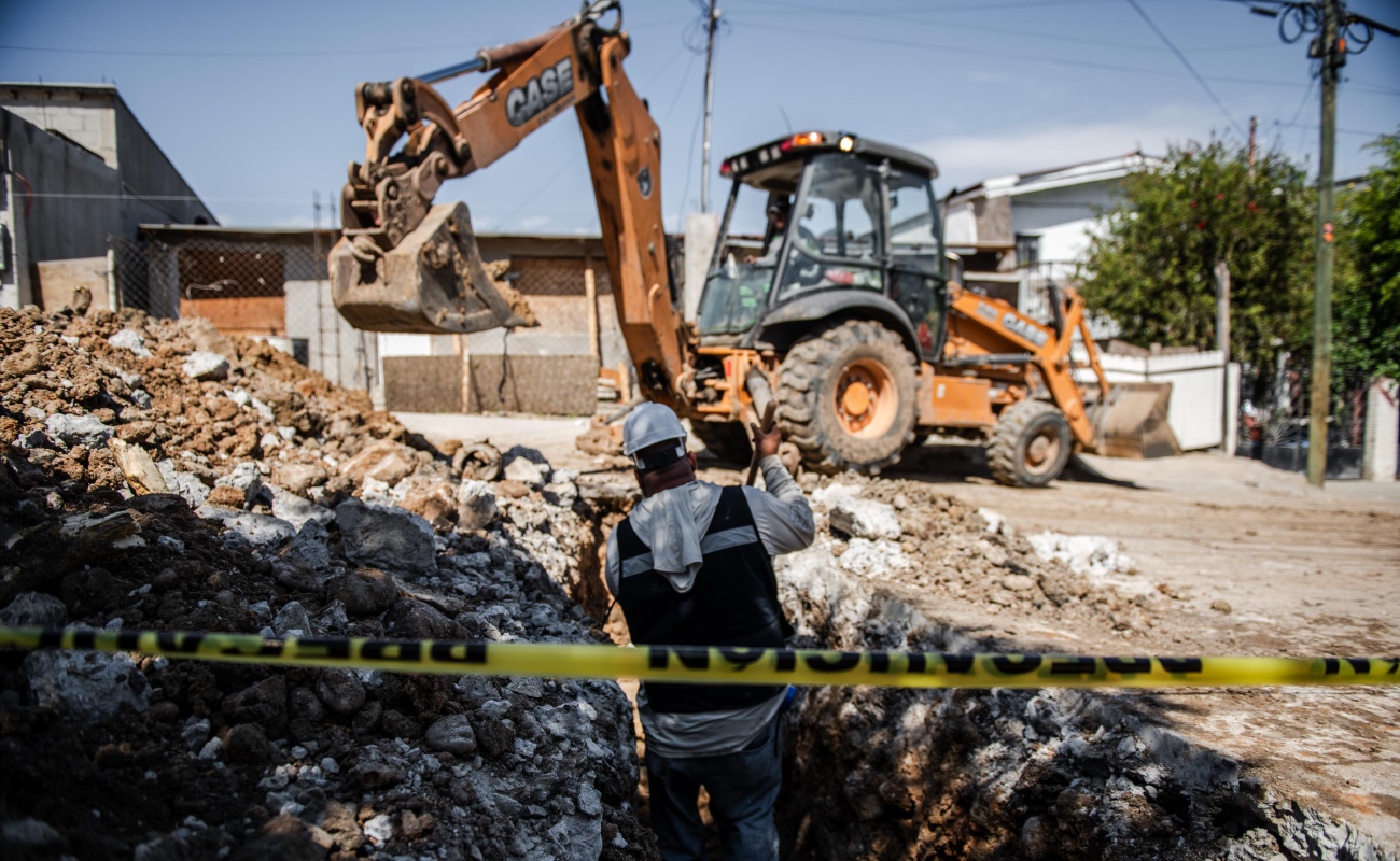 La obra contempla la reposición de más de mil metros de tubería y la instalación de 215 descargas domiciliarias.