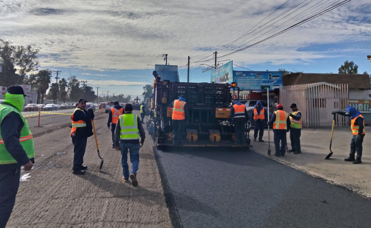 Se rehabilita la calle H. Colegio Militar en Mexicali, desde Tamaulipas hasta Lázaro Cárdenas, usando una máquina recicladora de asfalto para ahorrar costos.