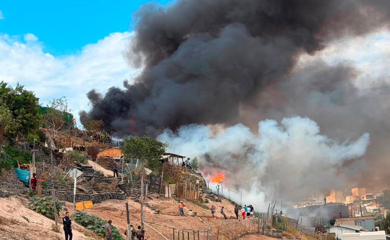 Incendio deja tres viviendas con pérdida total en Cerro Colorado