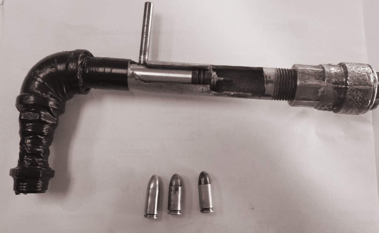 Con tubería y cinta adhesiva “diseñó” esta arma de fuego.