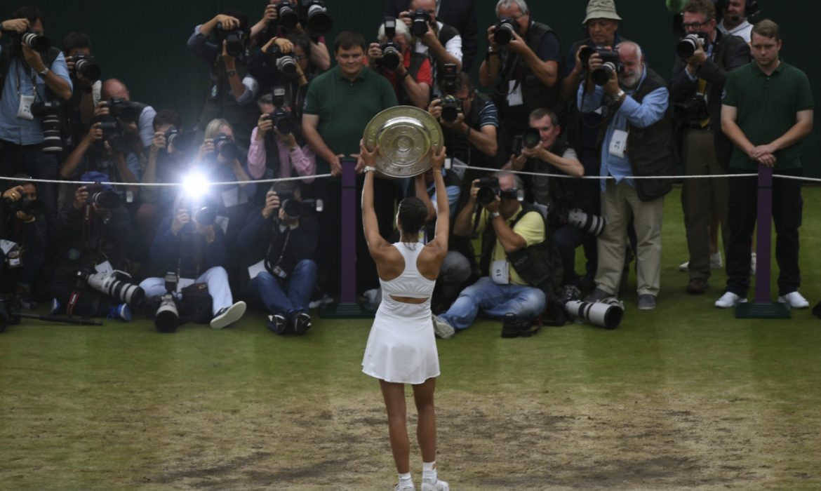 Hay reina española en Wimbledon; Muguruza se impone sobre Venus Williams