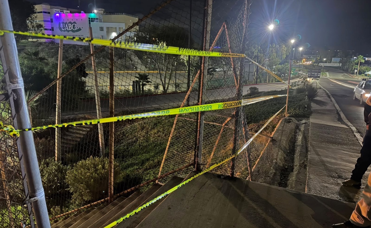 El Gobierno de Ensenada delimitó una sección de las escaleras del puente peatonal de la UABC Sauzal tras un reporte.
