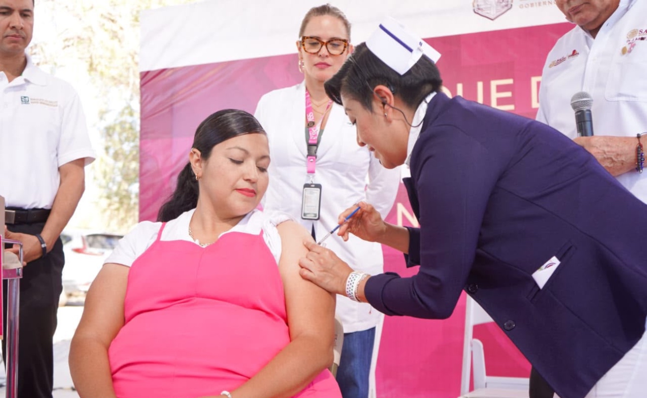 La vacunación durante las semanas 32 a 36 de gestación contribuye a proteger al bebé durante sus primeros meses de vida.