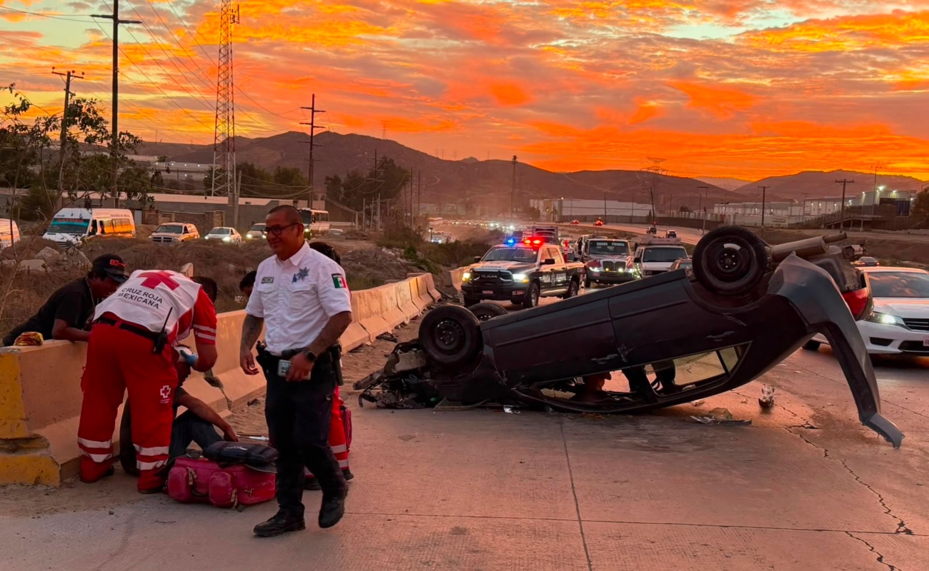 Conductor lesionado tras chocar contra muro de contención en el Bulevar 2000