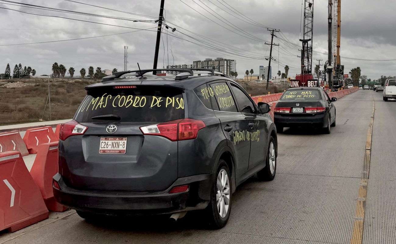 Protestan comerciantes de mercados sobre ruedas con caravana