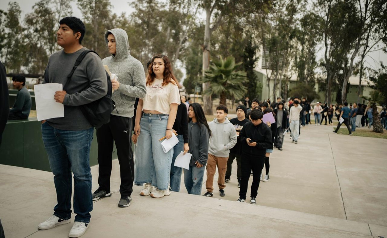 Miles presentan examen de admisión para la UABC