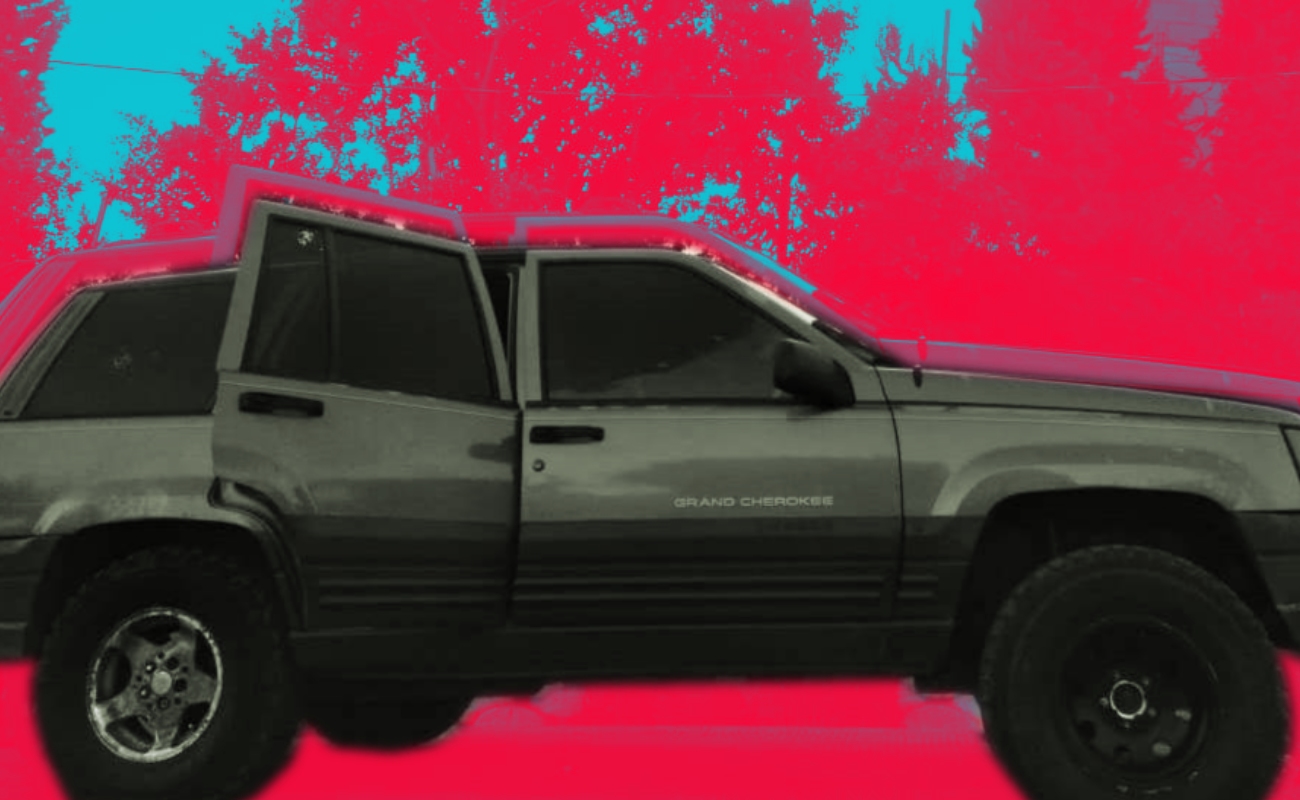 Los jóvenes emprendieron la huida en una vagoneta Cherokee.