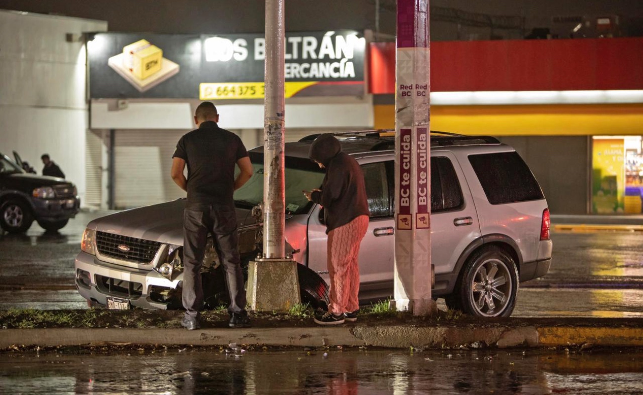 Joven pierde el control de su vehículo y choque con un poste