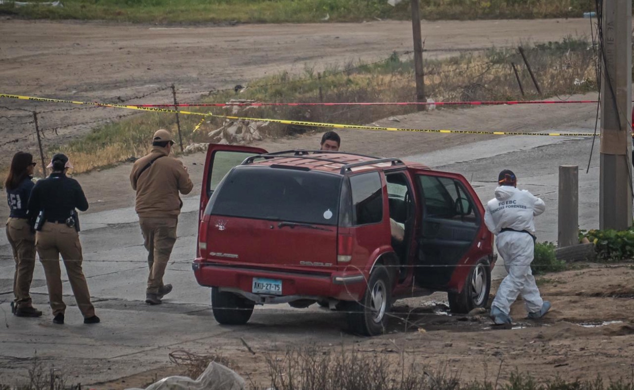 Hallan a tres hombres sin vida dentro de vehículo en El Roble