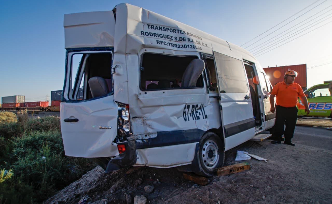 Tren impacta vagoneta que transportaba personal; hay siete lesionados