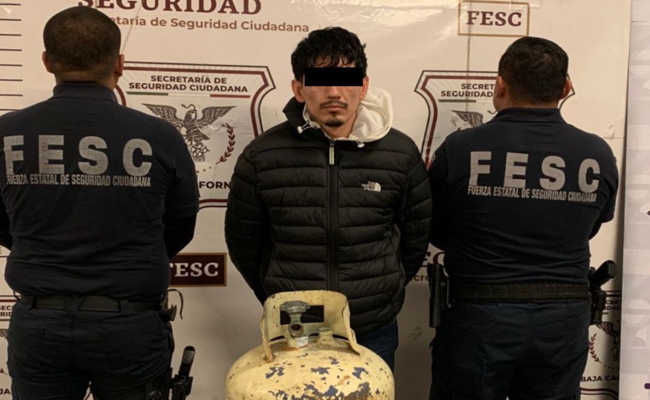 Ejerce violencia física y verbal contra su madre, mientras amenaza con incendiar la casa; interviene Escuadrón Violeta