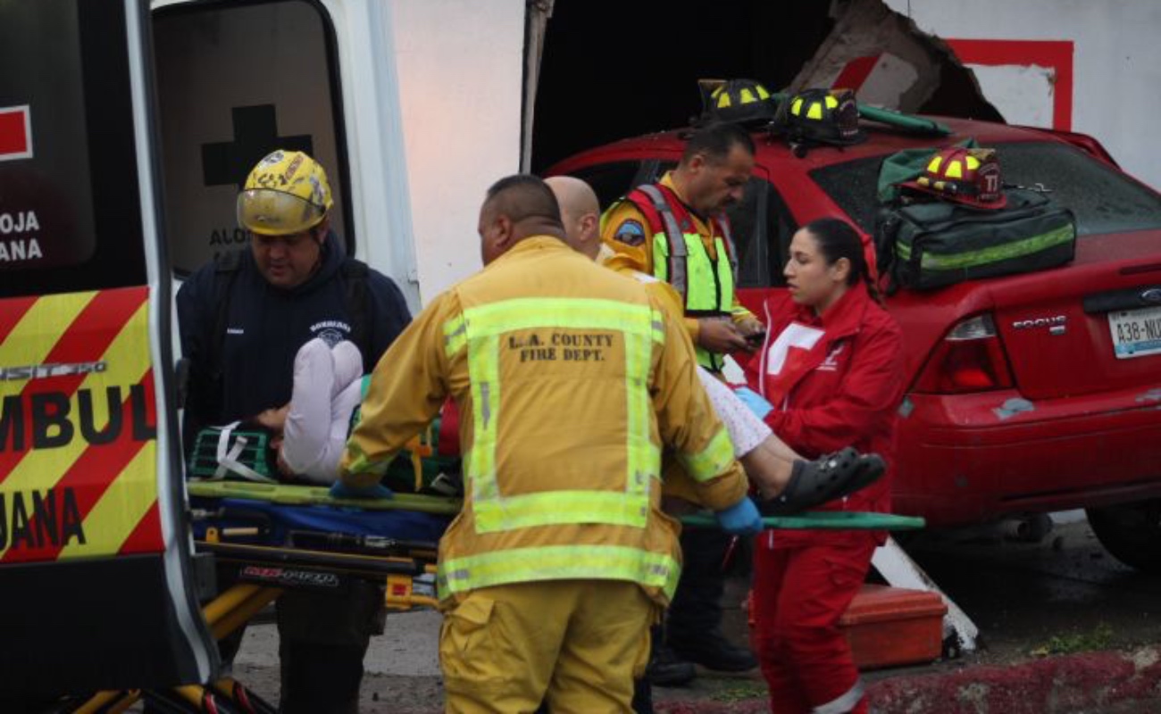 La Cruz Roja atendió a la conductora, una mujer de entre 40 a 50 años, quien fue trasladada consciente a un hospital.