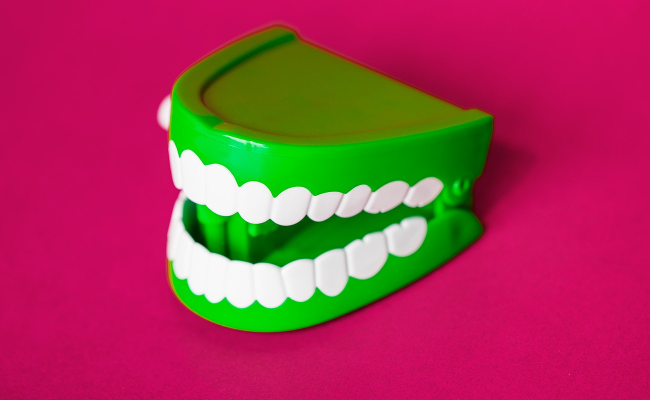 Expertos recomiendan hablar con los niños de lo importante que es cuidar la salud y que tener unos dientes sanos es parte de ello.