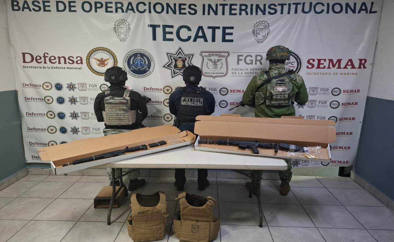 Aseguran armas de fuego y equipo táctico tras persecución de vehículo sospechoso en Tecate