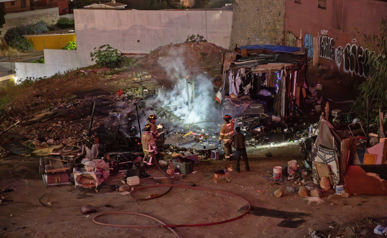 Incendio consume presunto “picadero” en la colonia Roma
