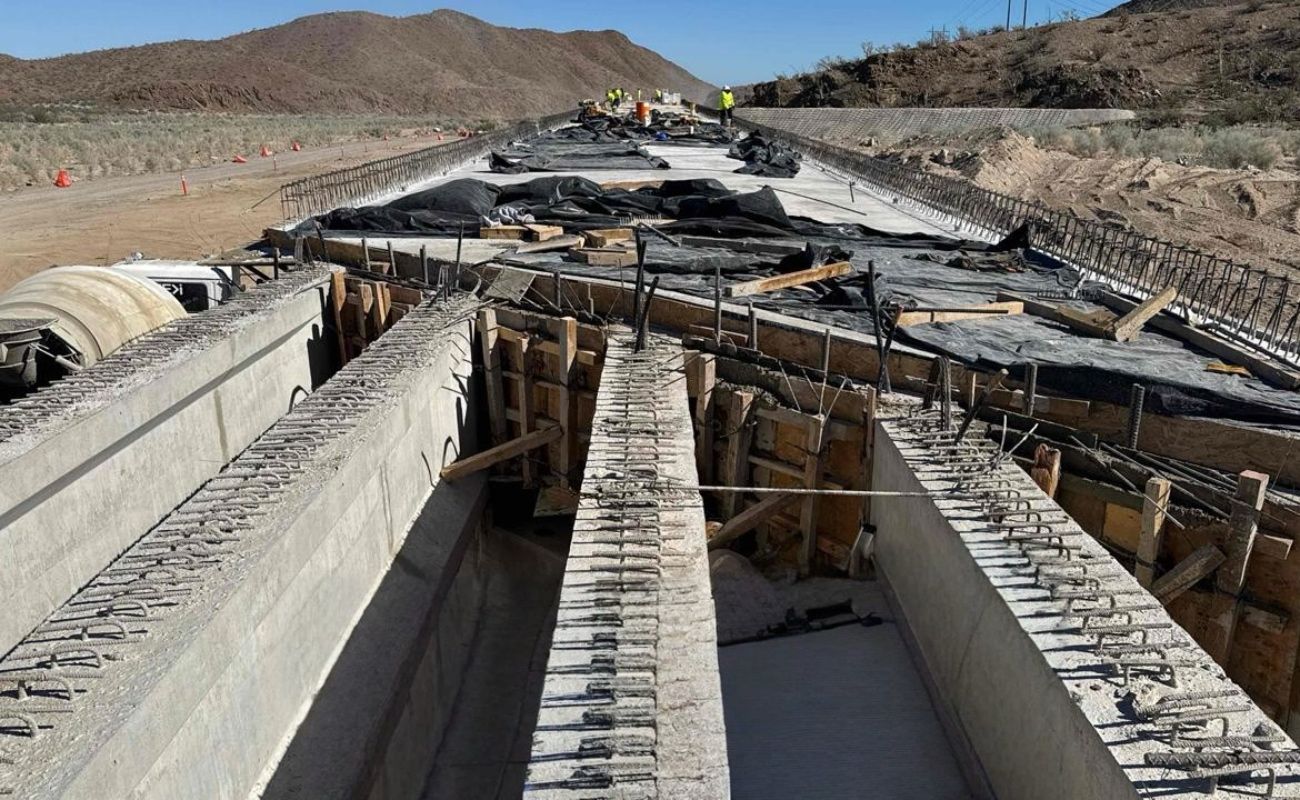 Se trabaja en la colocación de trabes, así como en el armado y colado de losas de concreto.