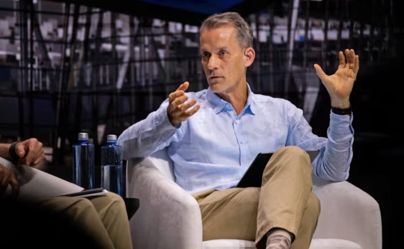 Ejecutivos del sector tecnológico ganan protagonismo en la definición de políticas científicas en Estados Unidos, en medio de críticas por la posible subordinación del conocimiento a intereses comerciales.