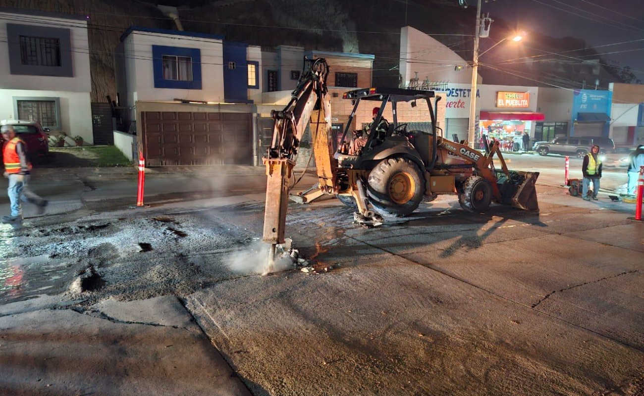 Los trabajos se realizan con concreto hidráulico fraguado rápido, un material que endurece en aproximadamente dos horas.