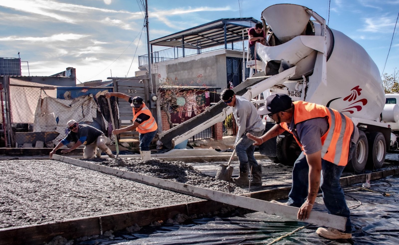 Gobierno de Claudia Agatón inicia con colados en pavimentación de Las Lomitas