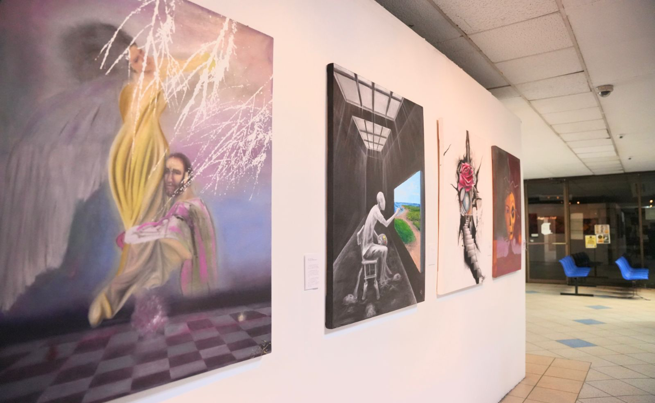 La exhibición se las obras se presenta en el Palacio Municipal de Mexicali.