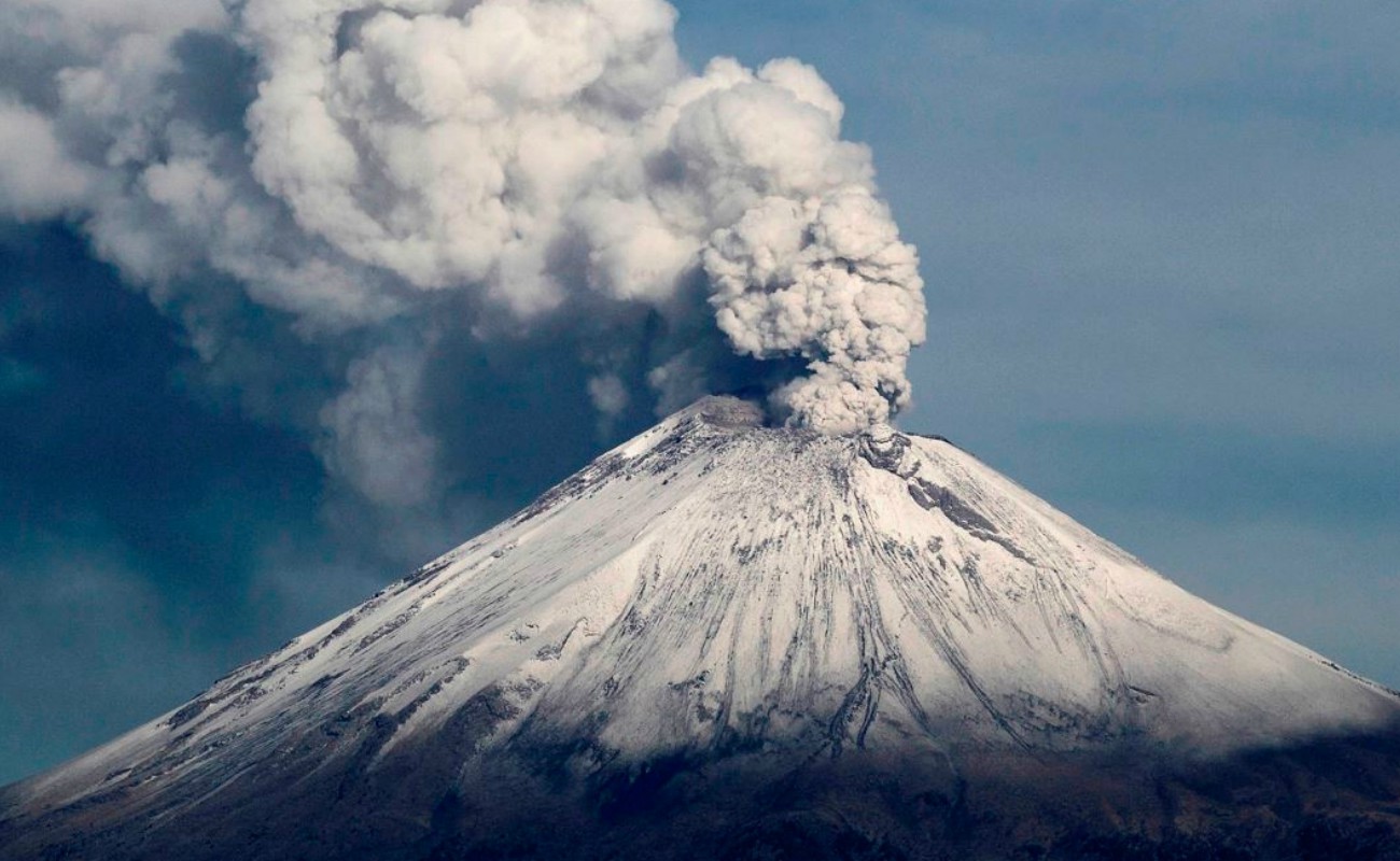 Exhalación del Popocatépetl alcanza los dos kilómetros de altura