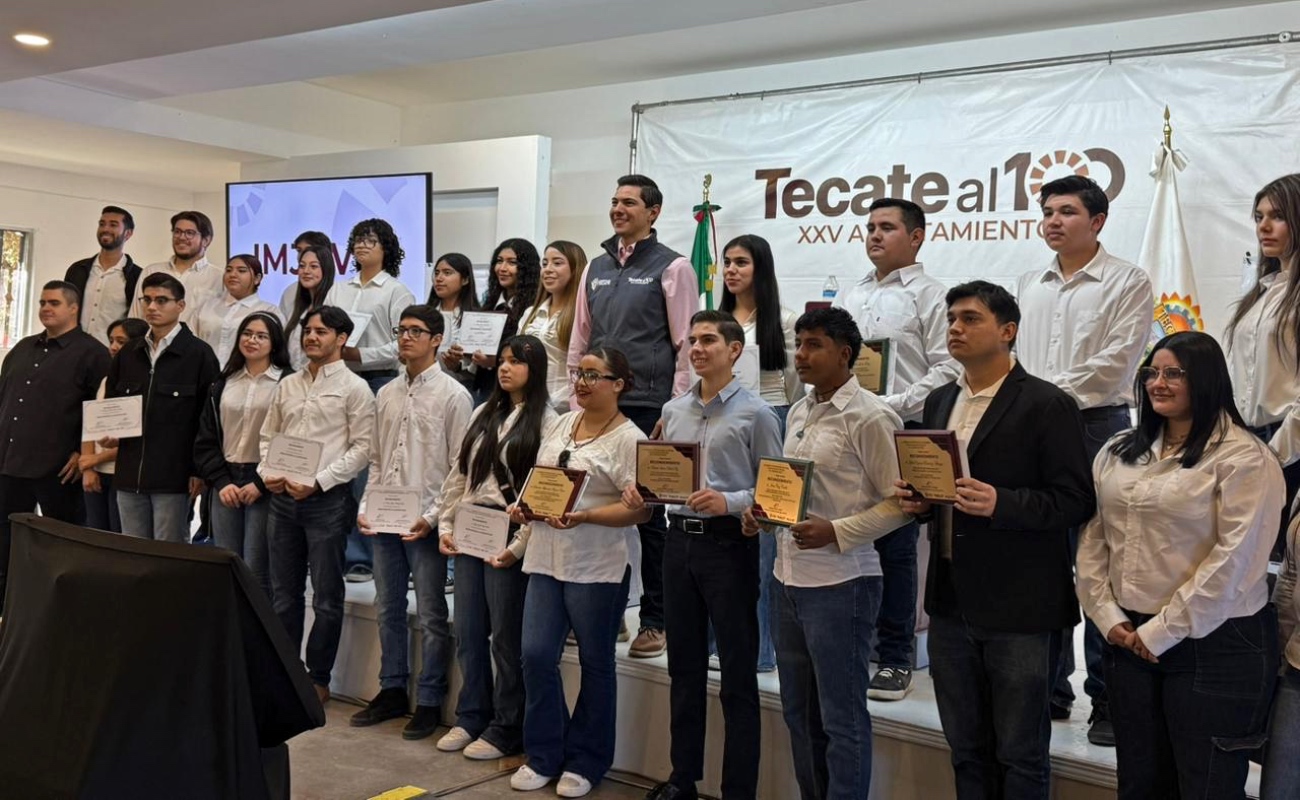 El alcalde de Tecate, Román Cota Muñoz, entregó el Premio Municipal a la Juventud, reconociendo a jóvenes de 12 a 29 años por su contribución al desarrollo social, cultural y comunitario.
