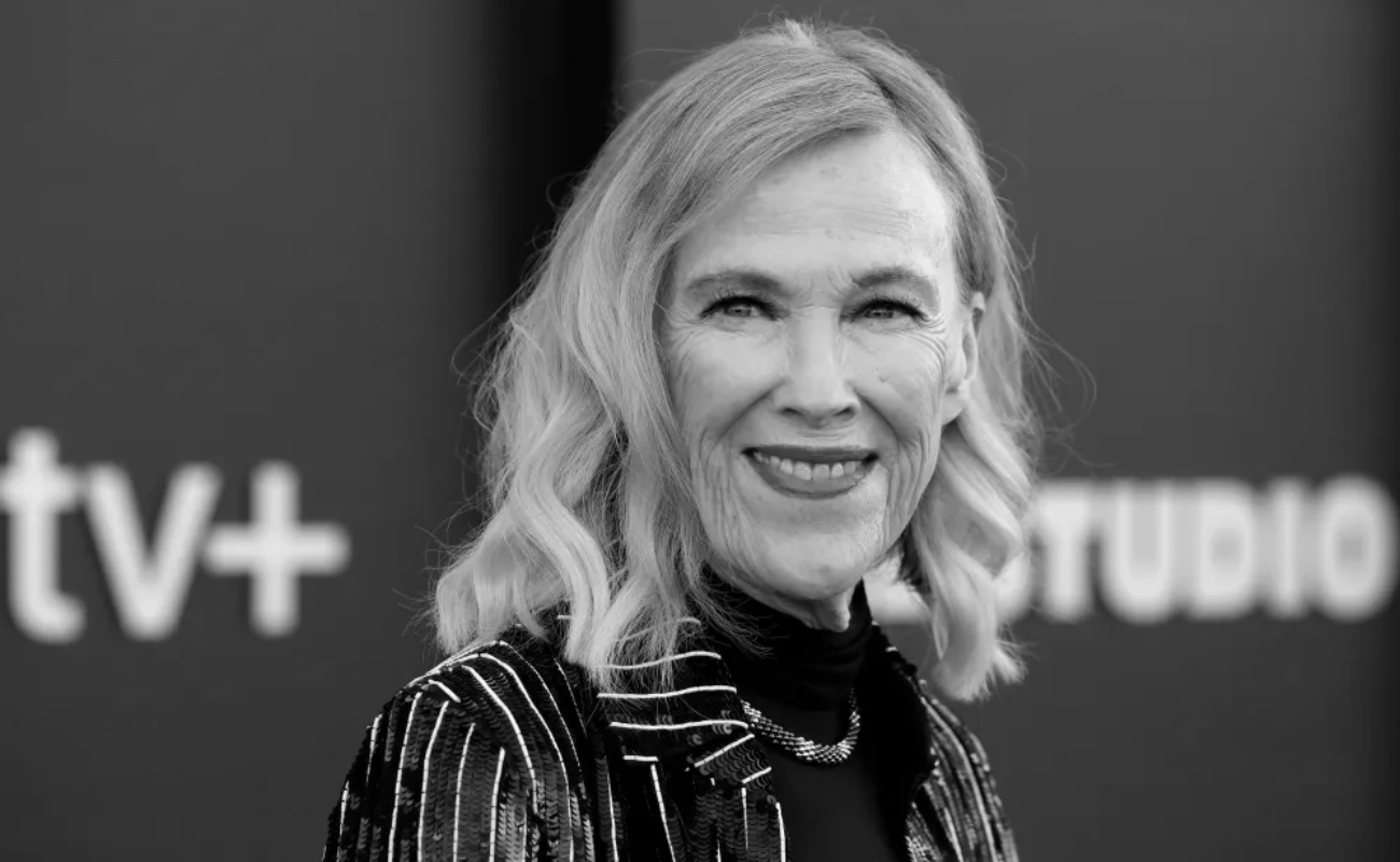Catherine O’Hara en una alfombra roja, recordada por sus inolvidables papeles en Solo en casa, Beetlejuice y Schitt’s Creek.
