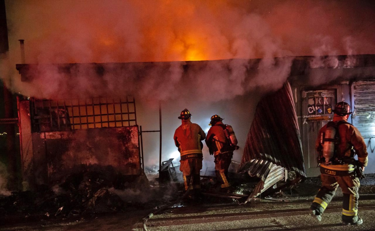 Incendio consume dos locales comerciales en la colonia 20 de Noviembre