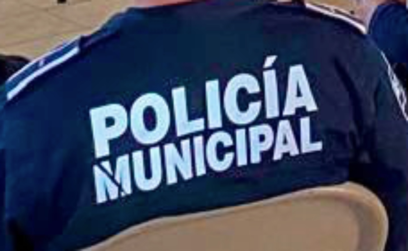 Policía municipal olvida arma de cargo en baño de gasolinera