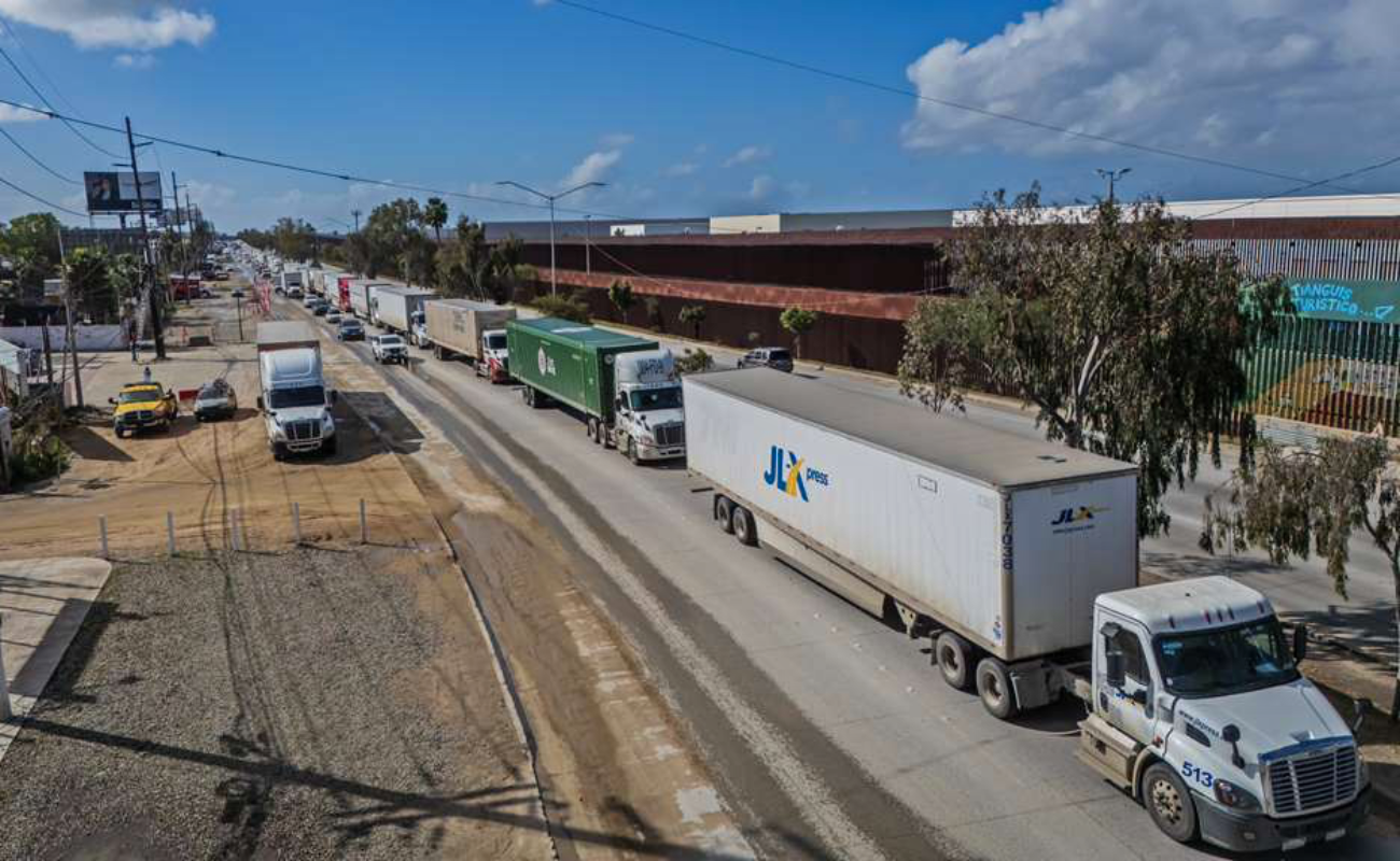 Caída del sistema aduanal desquicia cruce de tractocamiones en Otay