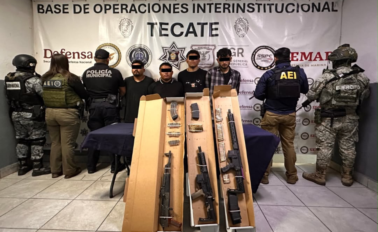 Los detenidos, el armamento asegurado y el vehículo quedaron a disposición de la autoridad competente.