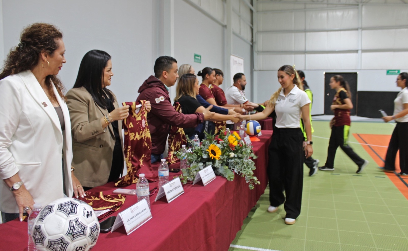 Autoridades educativas de Ensenada abanderaron a 110 estudiantes que participarán en los Juegos Deportivos Nacionales Escolares de la Educación Básica (JDNEEB) 2025-2026 en Guadalajara.