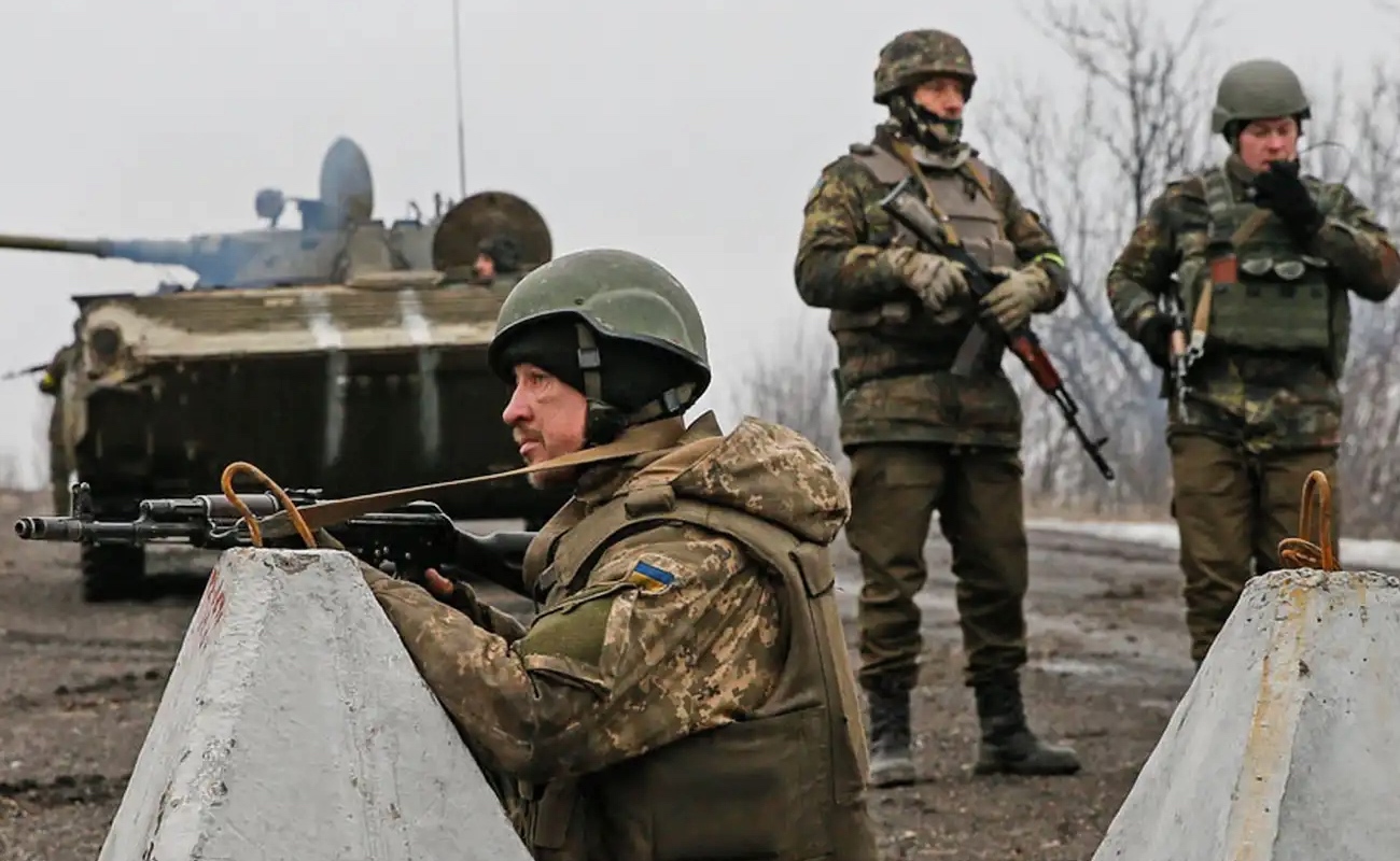 Militares ucranianos patrullan una zona cercana al frente mientras las discusiones en Bruselas sobre los activos rusos congelados y el apoyo al gobierno de Kyiv continúan.