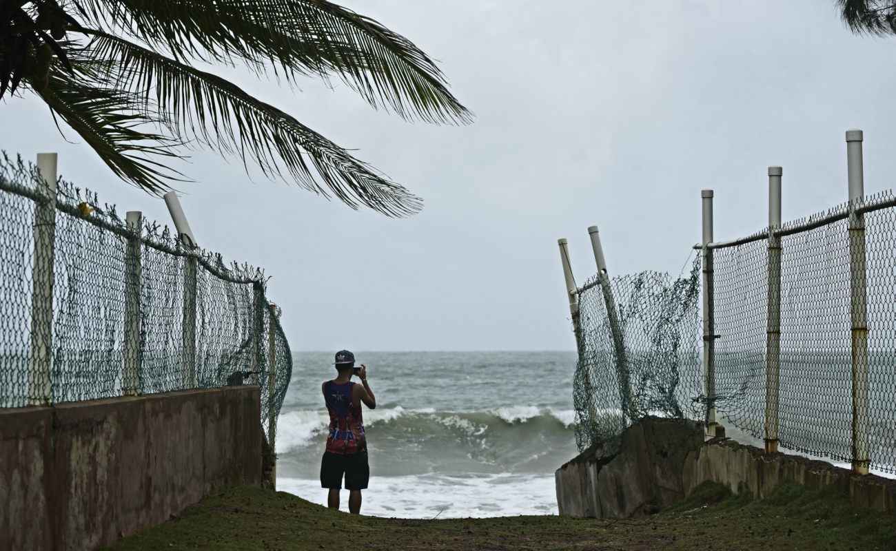 Huracán Irma cae fuertemente sobre el Caribe