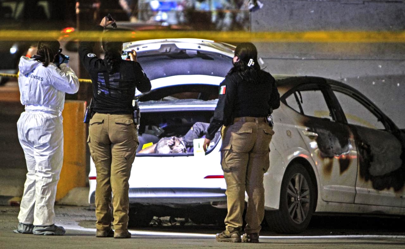 Hallan tres cuerpos calcinados en vehículo incendiado en Villa del Campo