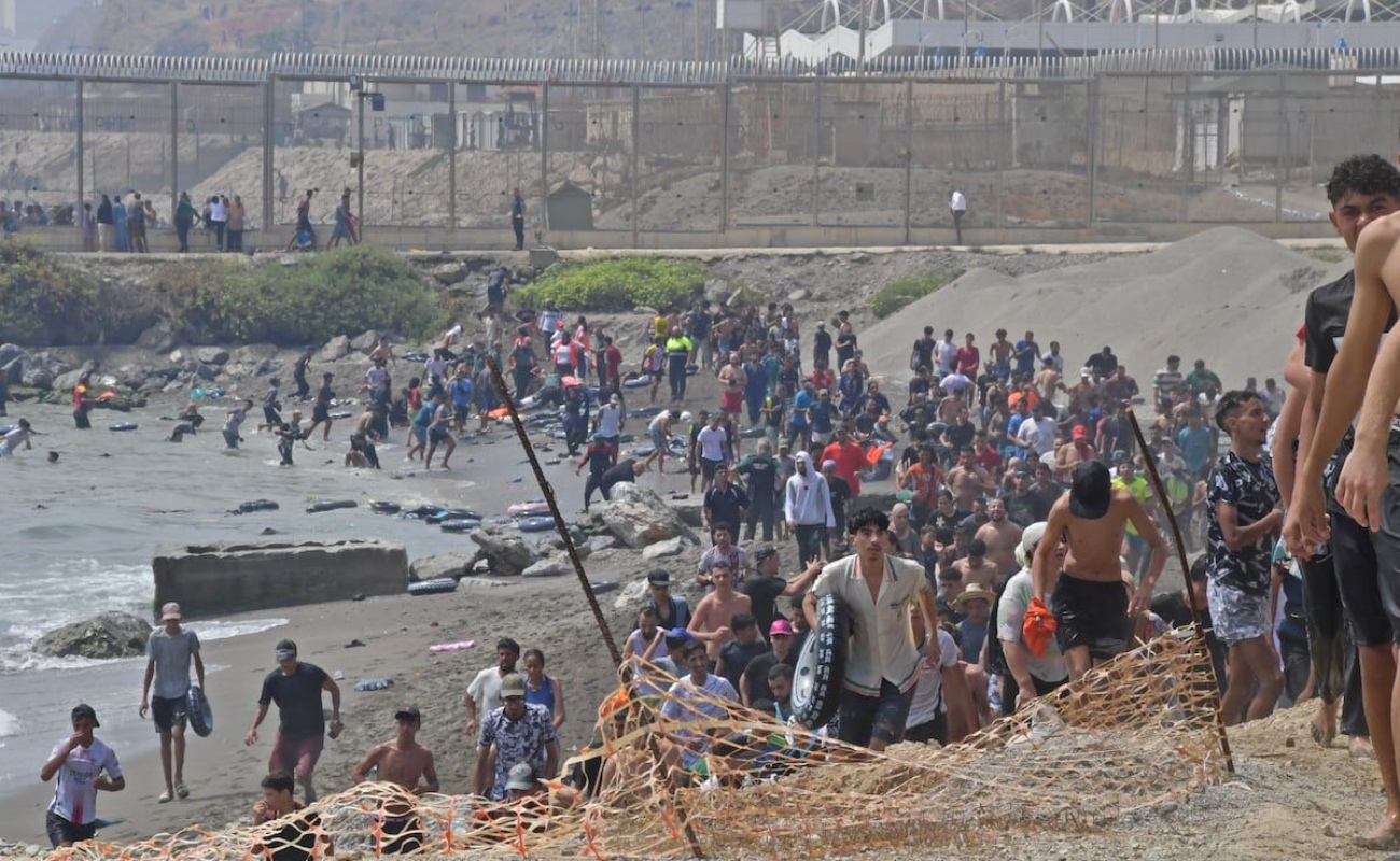 Miles de migrantes permanecen en la ciudad autónoma de Ceuta tras una llegada masiva que ha desencadenado una nueva crisis humanitaria y política en la Unión Europea.