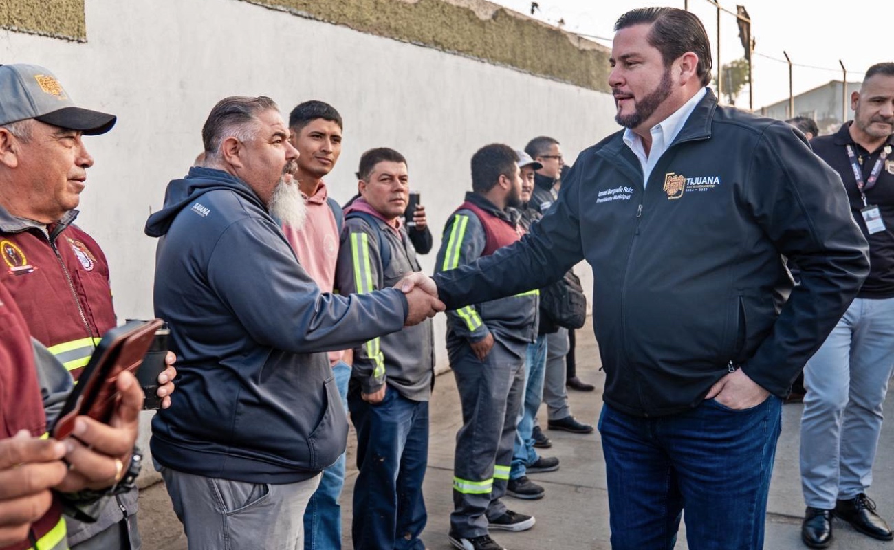 También presentó el programa Tijuana Saludable, que ofrecerá servicios médicos gratuitos a los trabajadores y sus familias.