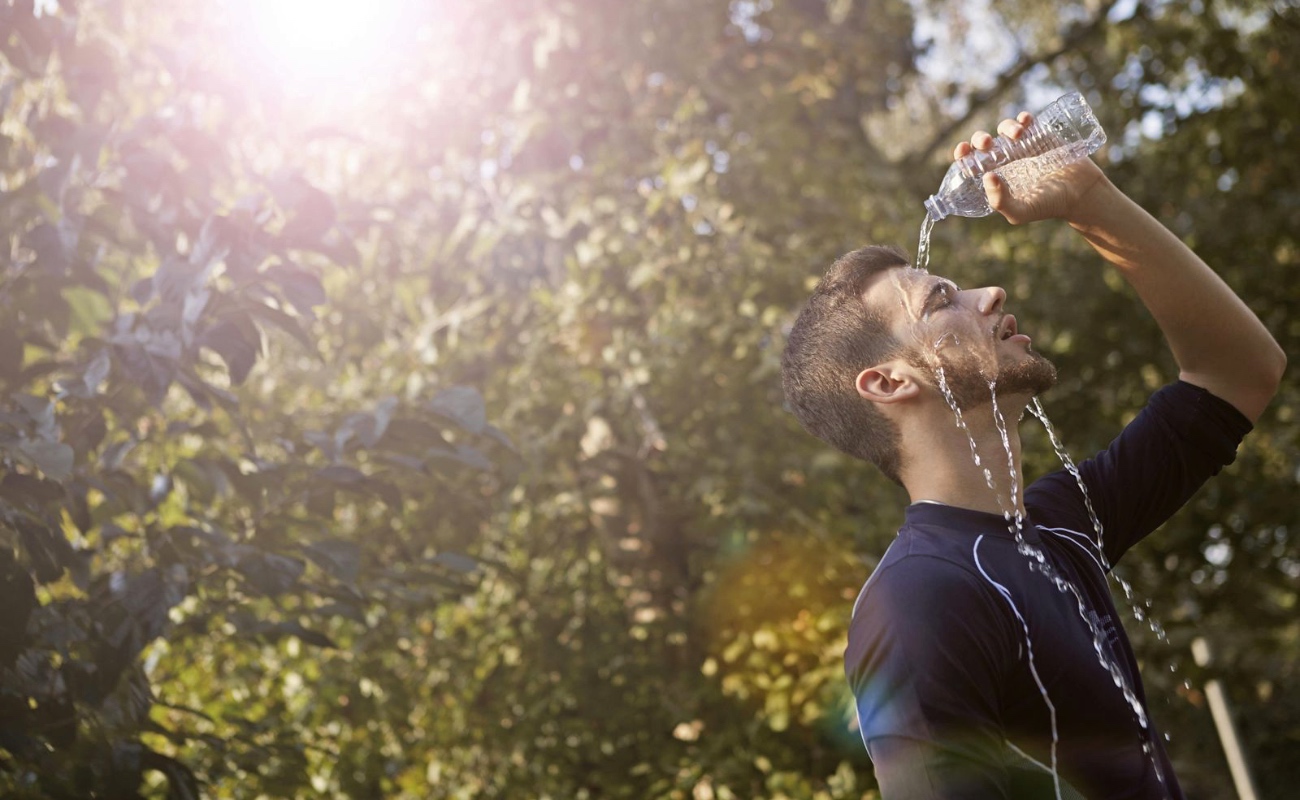 La onda de calor en México, con temperaturas superiores a 45 °C, incrementa los síntomas respiratorios, alérgicos y complicaciones en grupos vulnerables.