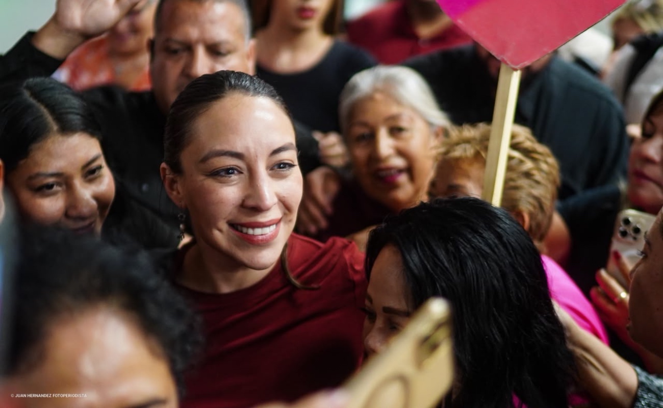 Julieta Ramírez es recibida por simpatizantes al llegar al Aeropuerto de Mexicali
