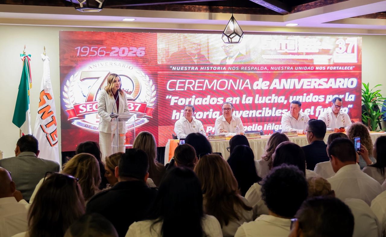 La gobernadora reconoció a la Sección 37 del SNTE en su 70 aniversario.