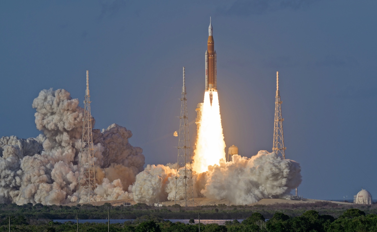 La nave Orion, impulsada por el cohete Space Launch System, despega en la misión Artemis II con destino a la órbita lunar.