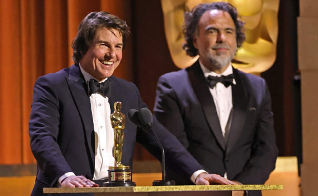 Tom Cruise recibe una ovación de pie al aceptar su primer Oscar durante los Governors Awards en Hollywood.