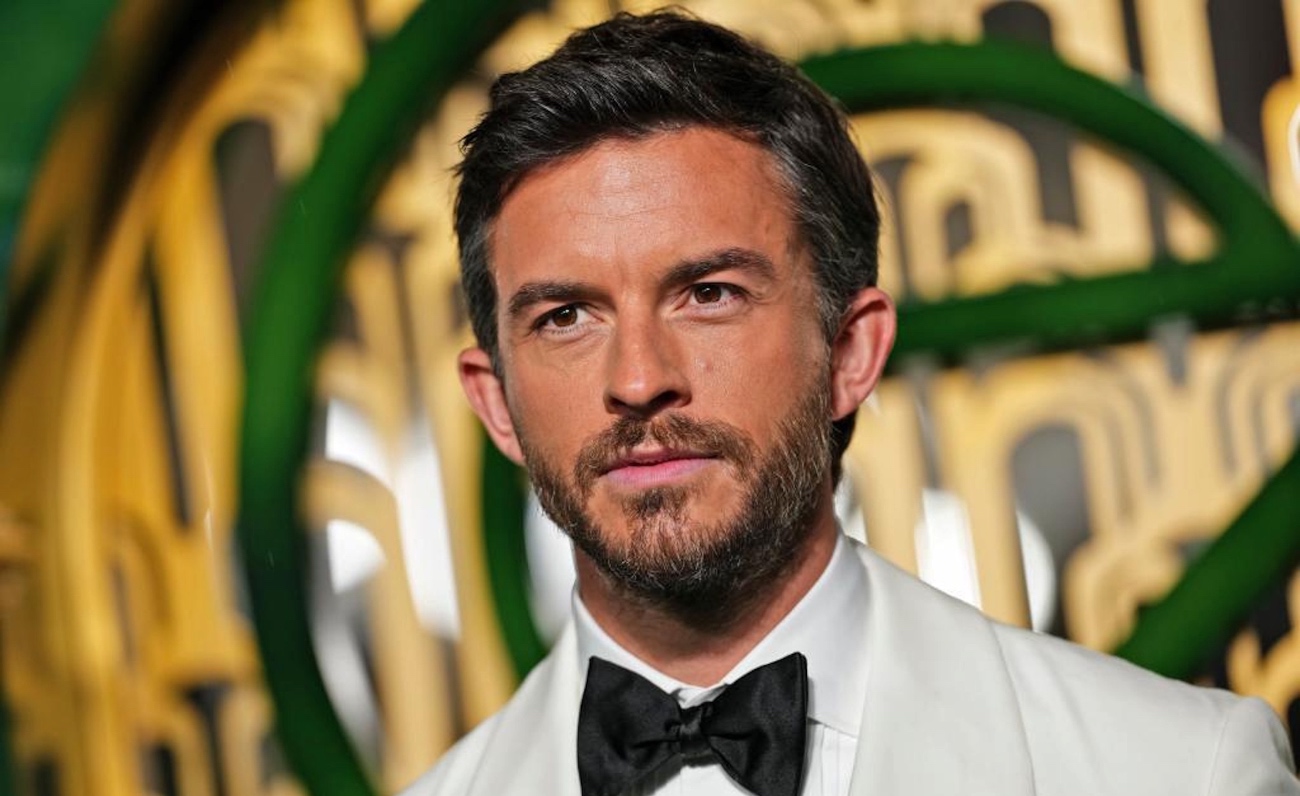 Jonathan Bailey deslumbra en su primera aparición pública tras ser nombrado “Sexiest Man Alive 2025”